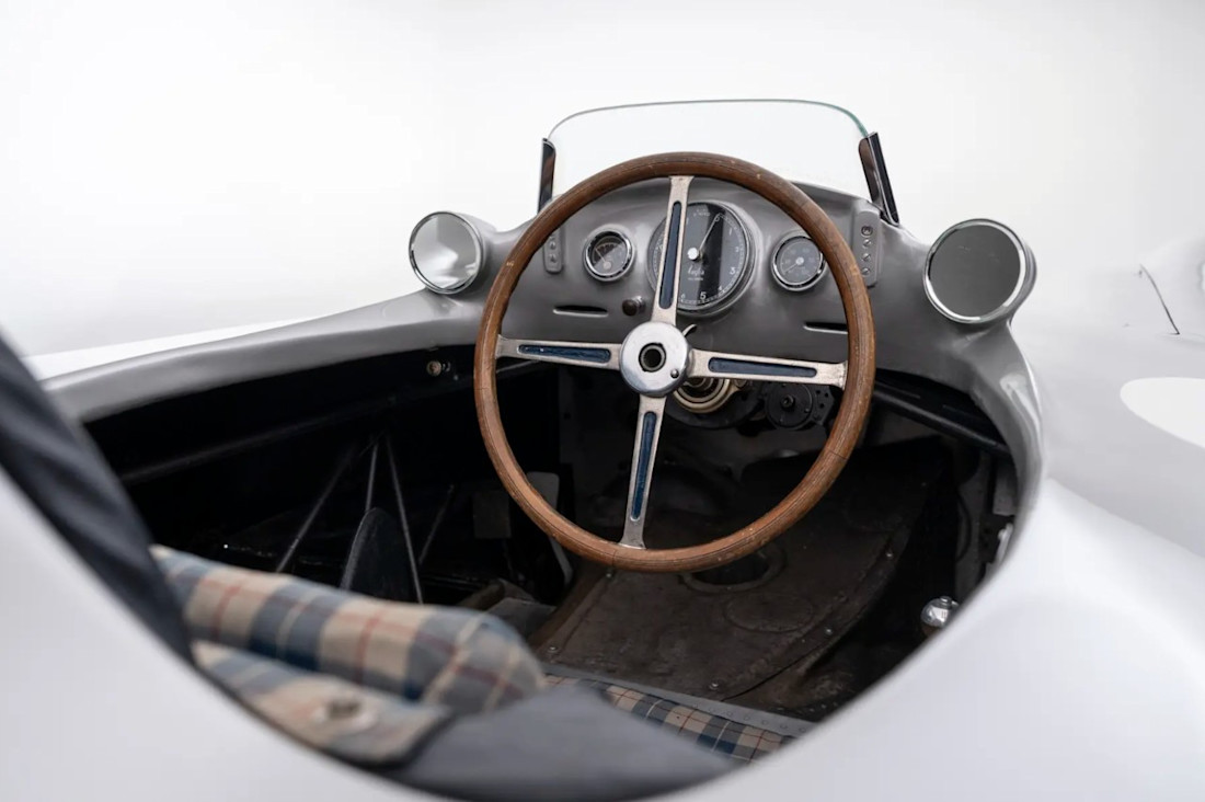 Mercedes-Benz-W-196-R-Stromlinienwagen-1954-fangio (2).jpg