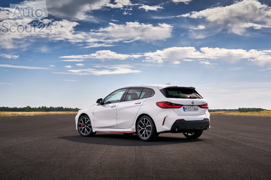 P90402192_highRes_the-all-new-bmw-128t (1).jpg