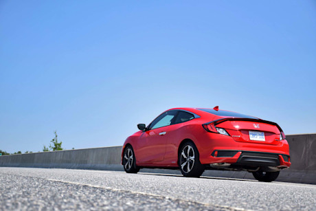 Editorial 2017 honda civic touring coupe 08 jp
