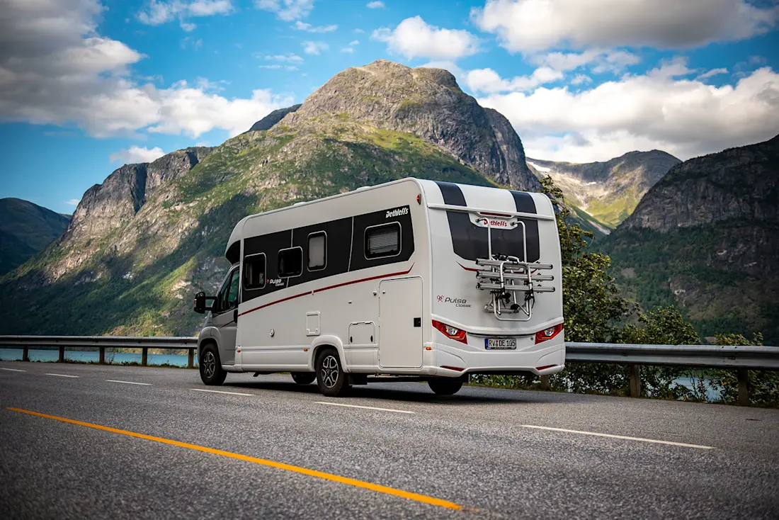 Optisch hat es Dethleffs geschafft, ein durchaus ansehnliches Wohnmobil zu konstruieren. Erkennungsmerkmal des Pulse Classic 90 ist der abgerundete Dachabschluss am Heck.  Optisch hat es Dethleffs geschafft, ein durchaus ansehnliches Wohnmobil zu konstruieren. Erkennungsmerkmal des Pulse Classic 90 ist der abgerundete Dachabschluss am Heck.