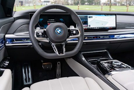 Editorial 2024 bmw 750e jw 19