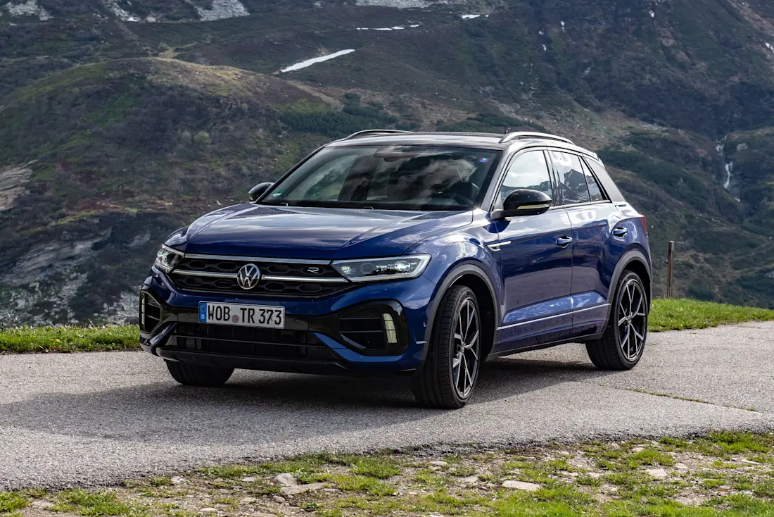 Neu im Frontbereich des T-Roc R: IQ-Light-Scheinwerfer, ein geänderter Kühlergrill samt durchgehender Akzentleiste und neugestaltete Markenlogos.  Neu im Frontbereich des T-Roc R: IQ-Light-Scheinwerfer, ein geänderter Kühlergrill samt durchgehender Akzentleiste und neugestaltete Markenlogos.