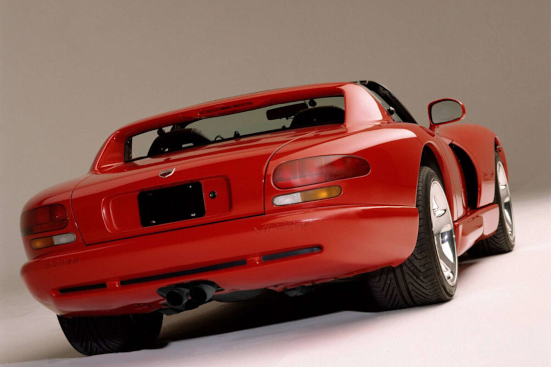 Dodge-Viper_RT-1999-Rear_Three-Quarter.jpg