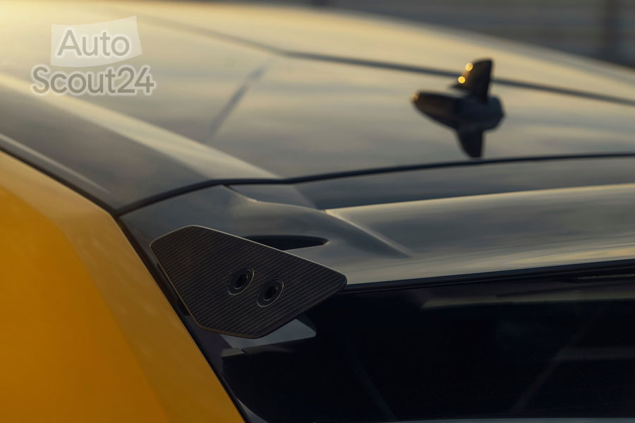 Lamborghini-Urus_Performante-2023-1600-3f.jpg
