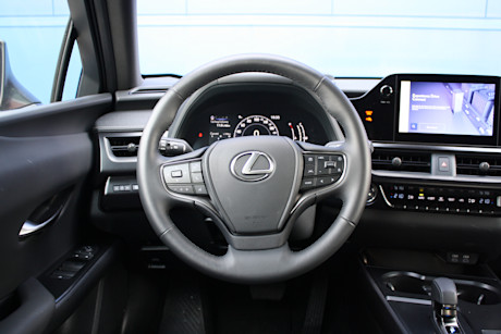 Lexus UX 300h 2025 : essai routier Body Image