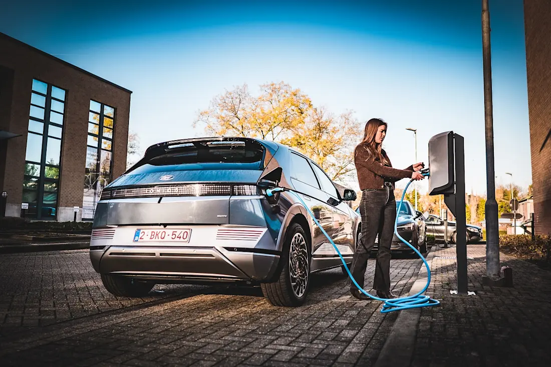 Hyundai - laden stoep