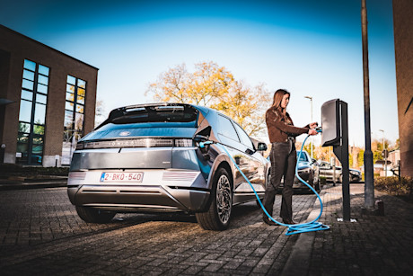 Hyundai - laden stoep