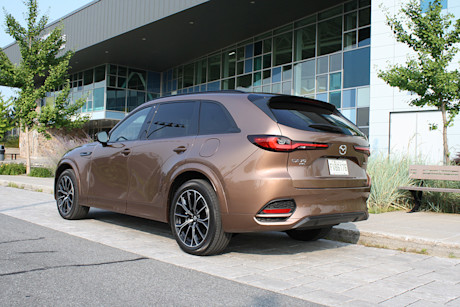 Match comparatif des VUS intermédiaires hybrides rechargeables, Édition 2024: Mazda CX-90 PHEV 2024 vs Mazda CX-70 PHEV 2025 Image