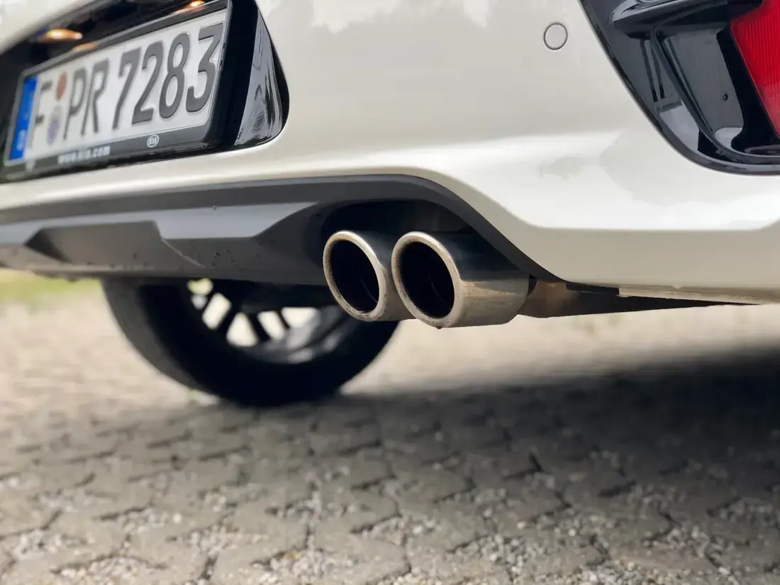 Wat is een sportuitlaat en wat doet die voor je auto?