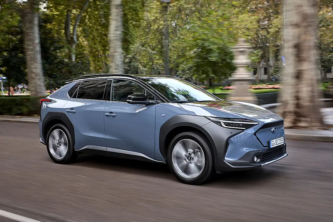 Subaru Solterra (2023) rijdend, vooraanzicht Subaru Solterra (2023) rijdend, vooraanzicht