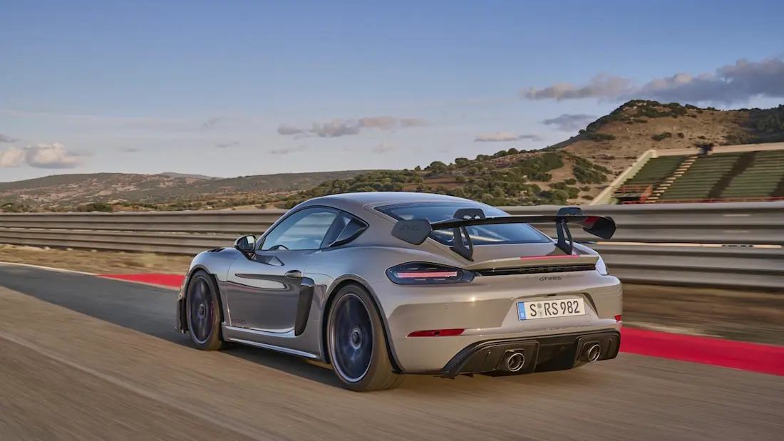 AS24 Porsche Cayman GT4 RS 2021 rijdend achter AS24 Porsche Cayman GT4 RS 2021 rijdend achter