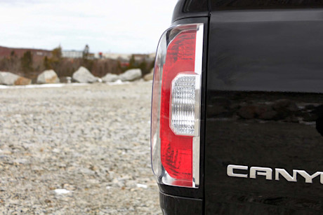 Editorial 2017 gmc canyon diesel 4wd crew cab short bed 23 ew