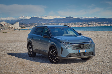 peugeot 5008 gt plug-in hybrid157