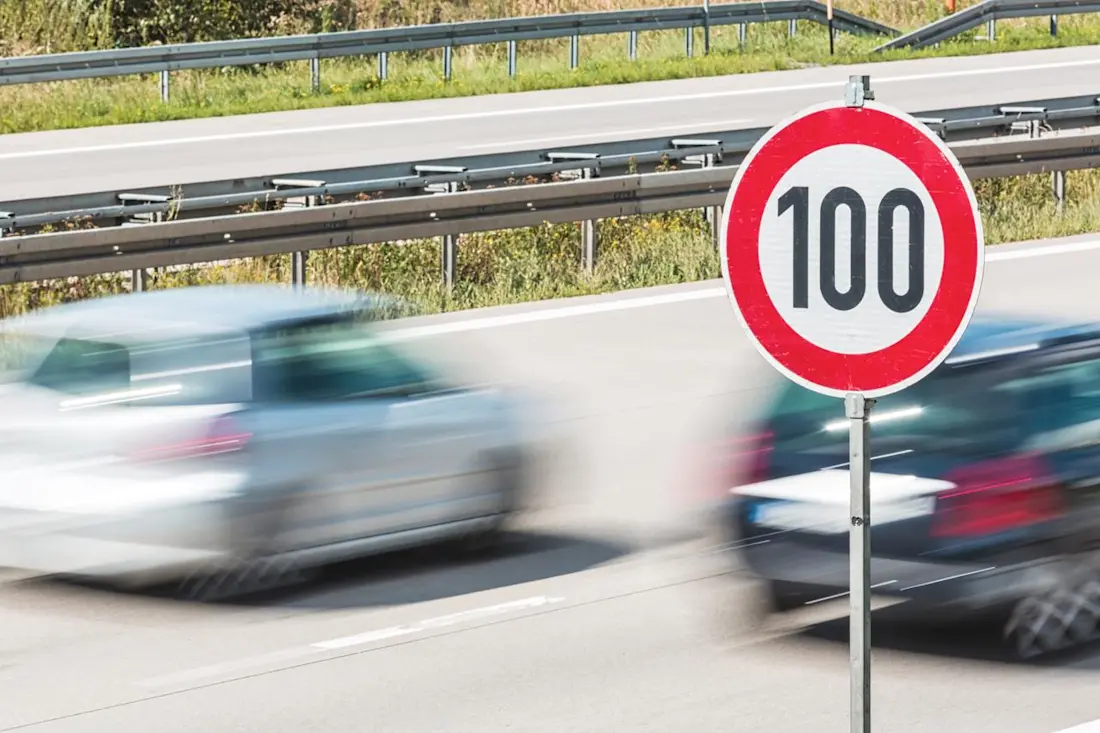 Geschwindigkeitsschild auf der Autobahn Geschwindigkeitsschild auf der Autobahn