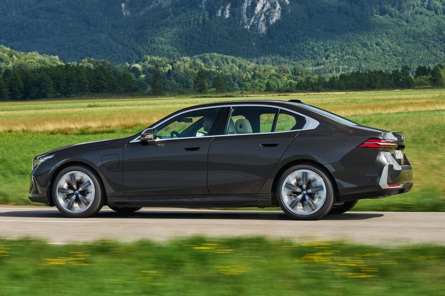 BMW-530e_Sedan-2024-1600-13.jpg