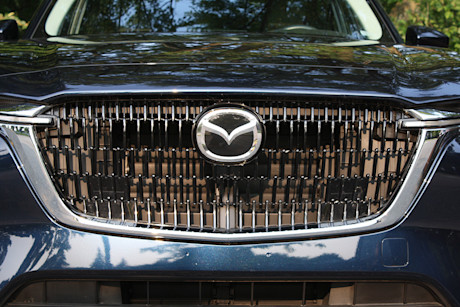 Match comparatif des VUS intermédiaires hybrides rechargeables, Édition 2024: Mazda CX-90 PHEV 2024 vs Mazda CX-70 PHEV 2025 Image