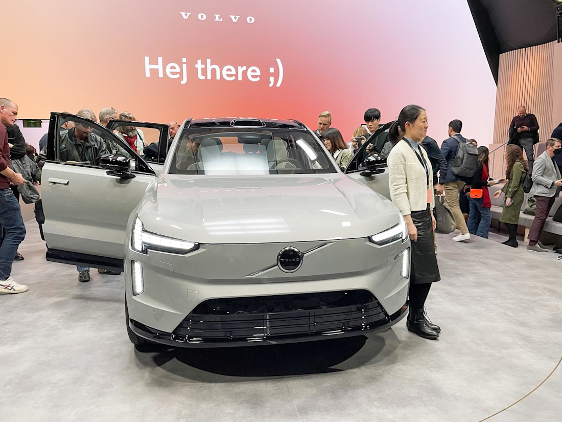 2024 Volvo EX90 First Look: New Electric SUV Has Massive Brain Power ...