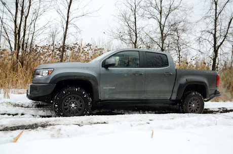 Chevrolet Colorado ZR2 Bison 2020 vs Jeep Gladiator Rubicon 2020 : match comparatif Image