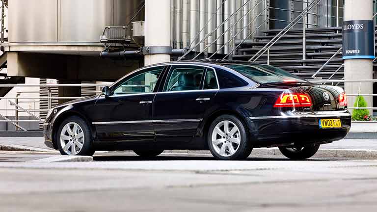 Volkswagen Phaeton privit din spate