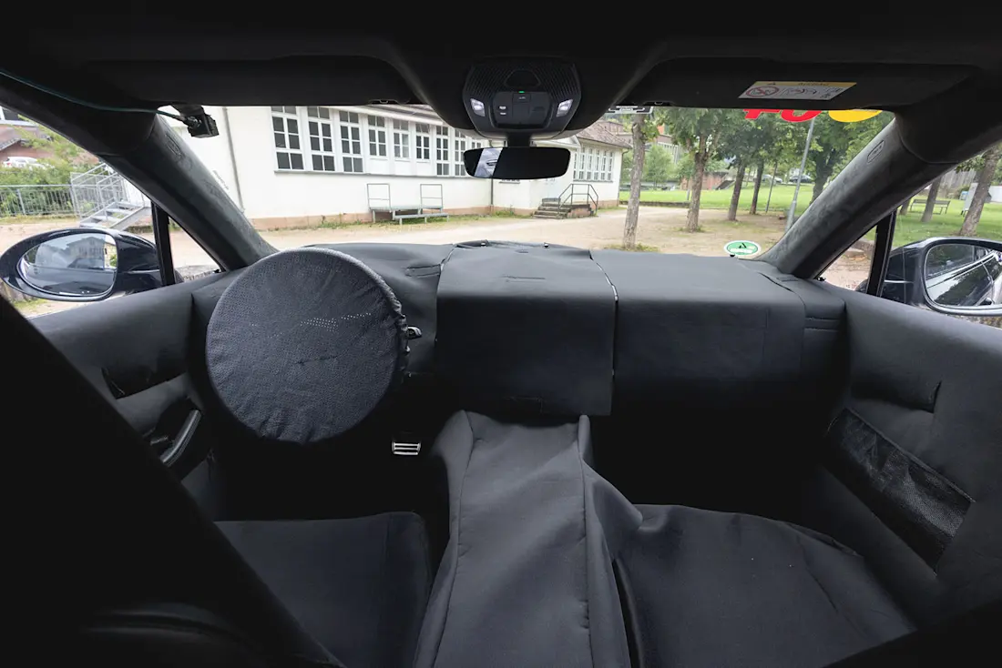  Während der ersten Testfahrt durften wir nur den Überzug des Lenkrads lüften. Der Rest des Interieurs ist noch geheim. Anzunehmen ist allerdings, dass sich das Cockpit stark am neuen Cayenne und Taycan orientiert.