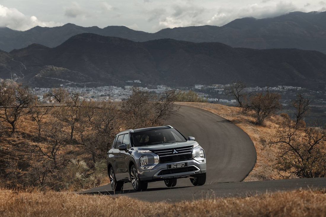 NewOutlanderPHEV(10).jpg