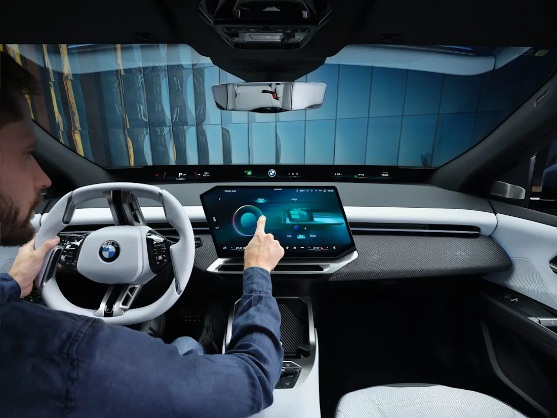BMW will mit dem größten Head-up-Display seiner Geschichte auftrumpfen. Das Panoramic iDrive wird ergänzt durch ein Touchdisplay in der Mitte.  BMW will mit dem größten Head-up-Display seiner Geschichte auftrumpfen. Das Panoramic iDrive wird ergänzt durch ein Touchdisplay in der Mitte.