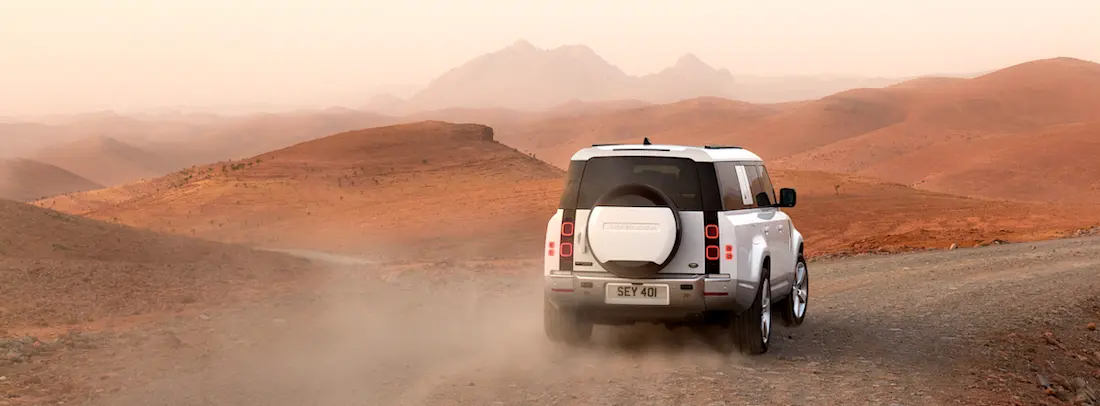 Land Rover Defender 130 (2022) rijdend, achteraanzicht