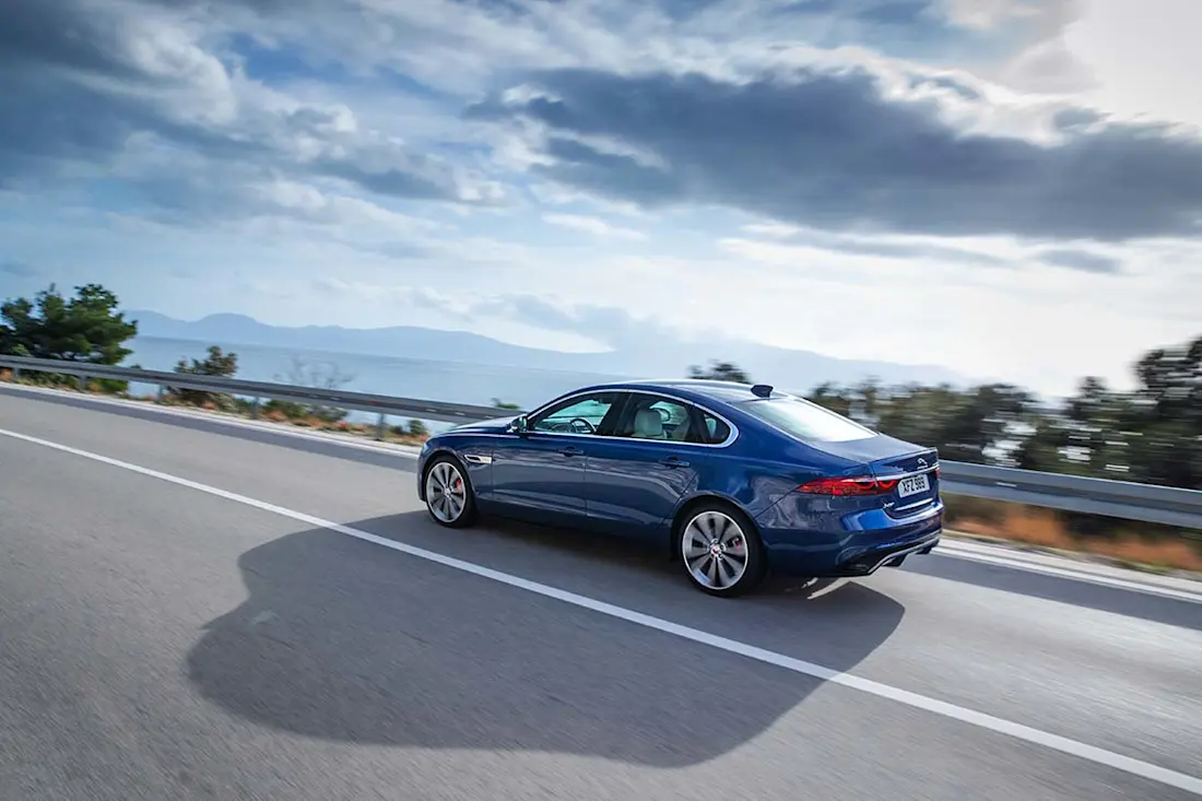AS24 Jaguar XF rijdend dynamisch achter AS24 Jaguar XF rijdend dynamisch achter