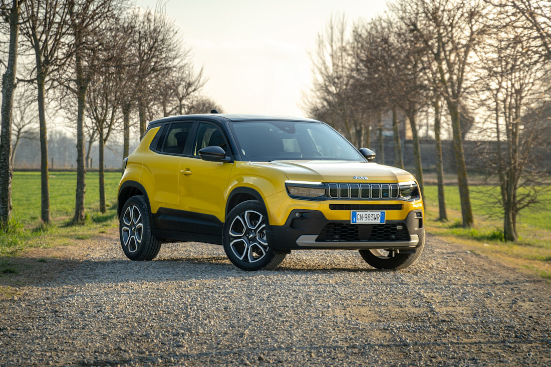 Prova Jeep Avenger: elettrica, ibrida, manuale e anche 4x4