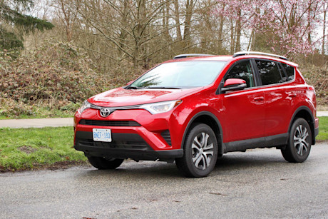 Editorial 2016 toyota rav4 fwd le dh 01