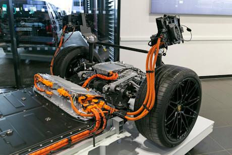 Editorial 2025 porsche macan ev p 231211 08 jw