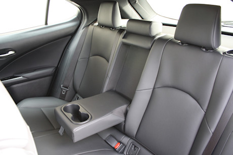 Lexus UX 300h 2025 : essai routier Image