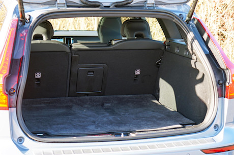 Editorial 2024 volvo v60 recharge t8 awd polestar engineered td 240227 20 jl