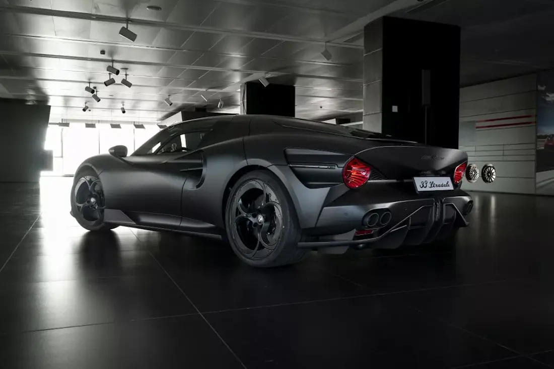 Alfa Romeo 33 Stradale Perla Nera 2026 (7).jpg