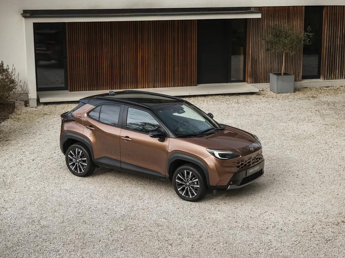 94353-yaris-crosshigh-gradeprecious-bronzestatic-12-web-lr