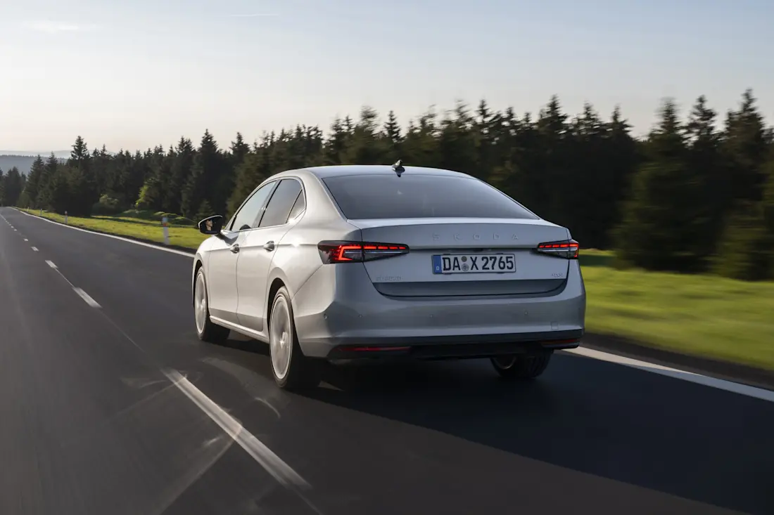 4-redenen-om-skoda-superb-als-hatchback-te-kopen-en-niet-als-stationwagon-2025-05