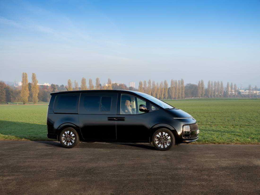 3dpzYOInSjxqolb9urg5lo-54940ff4188f98c37b568063f46457df-Hyundai_Staria_Side-1100