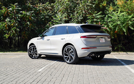Editorial 2024 lincoln corsair grand touring awd td 240126 08 sha