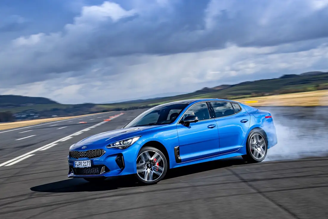  Trotz Allradantrieb kann der Kia Stinger GT auch ordentlich quer getrieben werden. Im Sport Plus Modus verlagern sich bis zu 93 Prozent der Antriebsenergie an die Hinterachse.