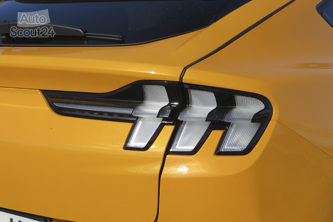 17_Ford Mustang Mach-e GT_piloto tras.JPG