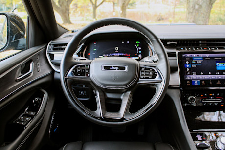 Jeep Grand Cherokee 4xe vs Mazda CX-90 PHEV 2024 : match comparatif Image