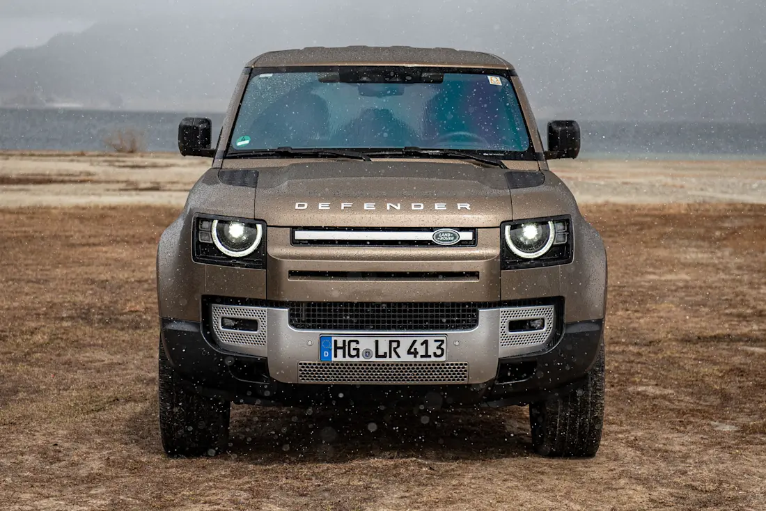 Der Defender gibt wenig auf Konventionen. Über Außenspiegel gemessen ist er 2,11 Meter breit, in der Höhe misst er stolze 1,97 Meter.  Der Defender gibt wenig auf Konventionen. Über Außenspiegel gemessen ist er 2,11 Meter breit, in der Höhe misst er stolze 1,97 Meter.