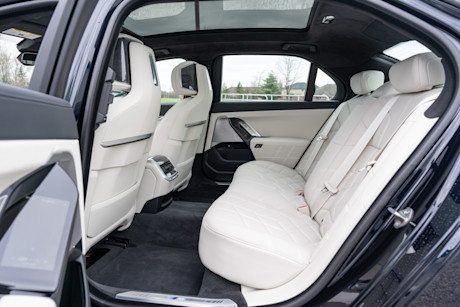 Editorial 2024 bmw 750e jw 14