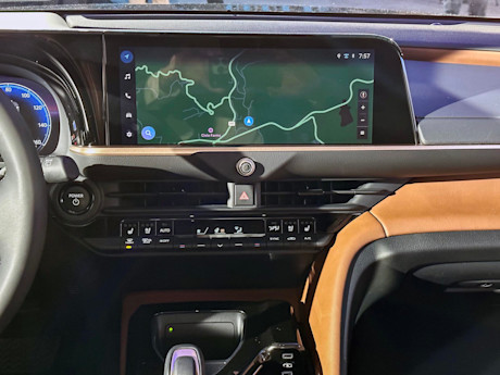 Editorial 2025 toyota crown signia p 231115 15 jw