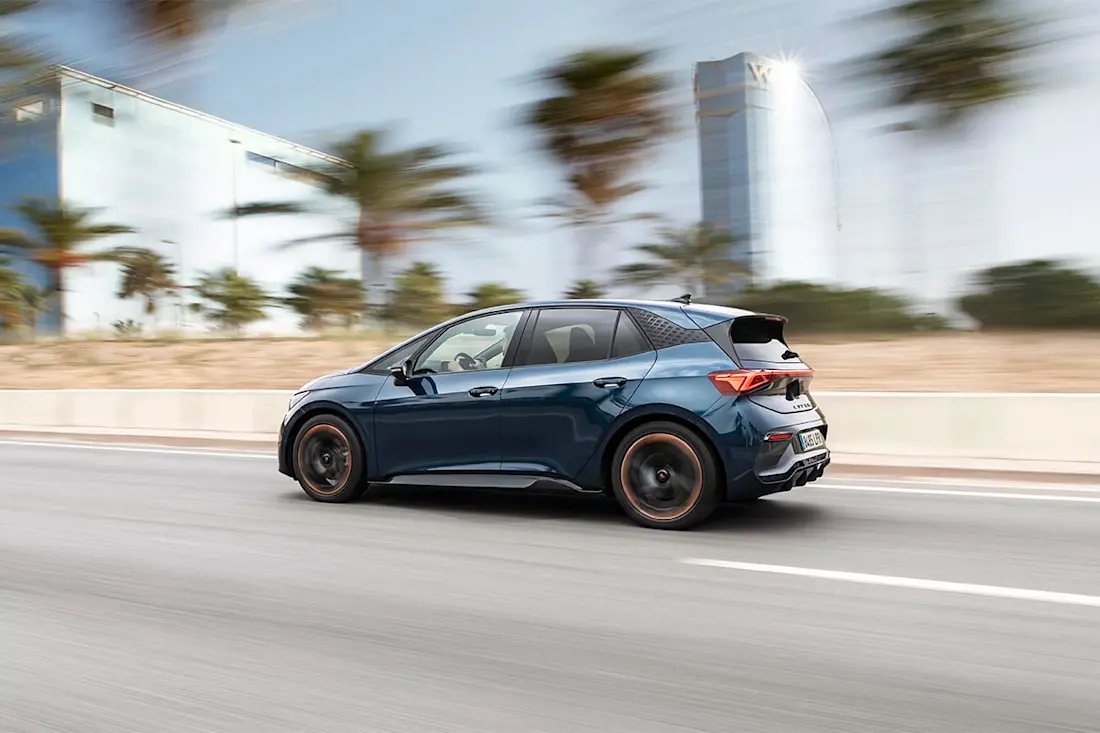 AS24 Cupra Born 2021 rijdend achter AS24 Cupra Born 2021 rijdend achter
