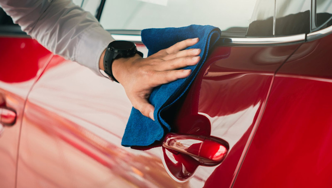 Auto poetsen: voor een blinkend schone en krasvrije auto