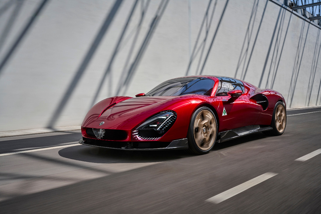 Alfa-Romeo-33-Stradale (13).jpg