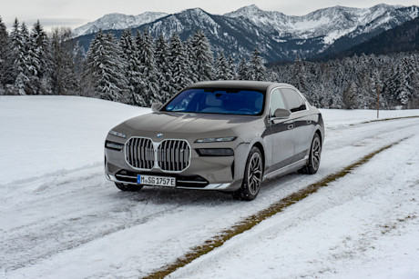 BMW-i7-xDrive60-Hero2