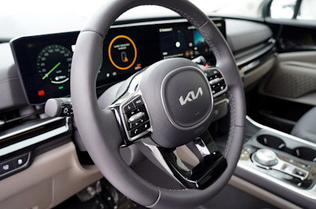 Kia Carnival Hybride SX+ 2025 : essai routier Body Image