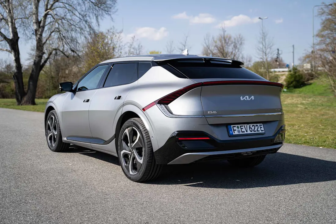  Auch das Heck des Kia EV6 beeindruck mit stilistischer Raffinesse.